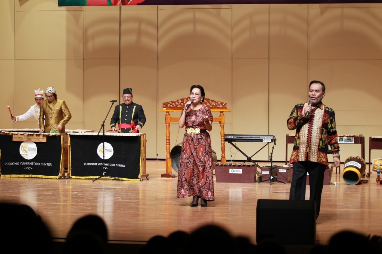 印尼駐華大使周浩黎及夫人艾茜薇演唱中文歌曲《月亮代表我的心》。印尼駐華大使館供圖