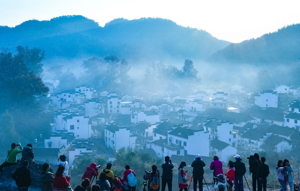 游客在婺源縣石城村游玩（2019年11月8日攝）。