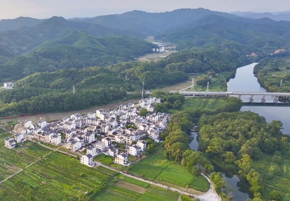俯瞰婺源縣王村石門自然村（2023年10月11日攝）。