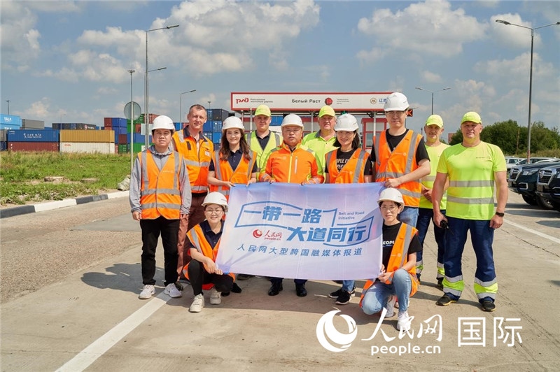 人民網(wǎng)記者在莫斯科別雷拉斯特物流中心采訪。