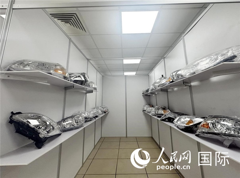 在位于莫斯科格林伍德國際貿(mào)易中心的浙江寧波優(yōu)質(zhì)商品展銷中心內(nèi)，展示著來自浙江寧波慈溪市的汽車配件樣品。人民網(wǎng)記者 申佳平攝