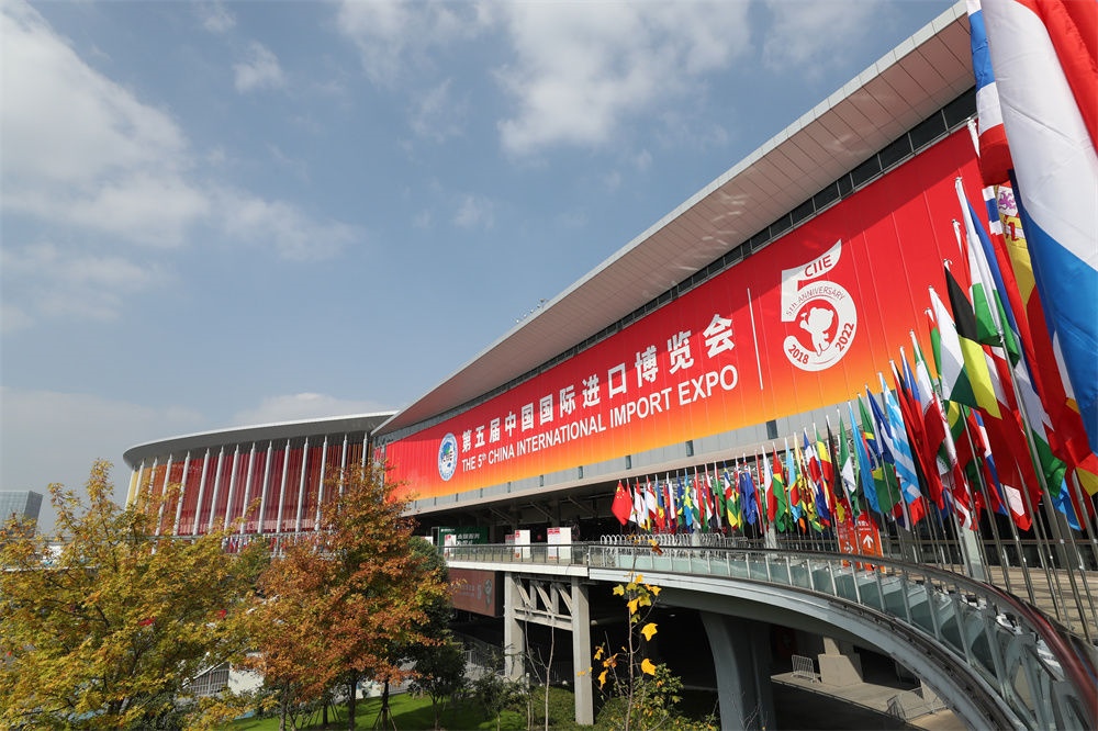 國家會(huì)展中心（上海）西入口處（2022年11月2日攝）。新華社記者 方喆 攝