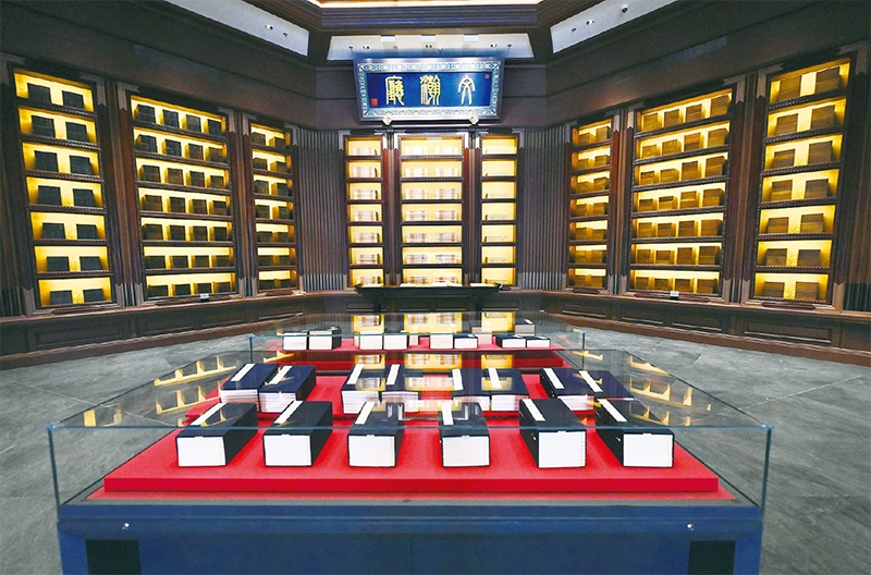 建設(shè)中國國家版本館，是以習(xí)近平同志為核心的黨中央作出的重大決策，是文明大國建設(shè)的基礎(chǔ)工程，是功在當(dāng)代、利在千秋的標(biāo)志性文化工程，充分體現(xiàn)了我們黨傳承發(fā)展中華文化的高度自覺、汲取歷史智慧更好走向未來的歷史主動(dòng)。圖為2023年5月拍攝的中國國家版本館中央總館文瀚廳。 新華社發(fā)