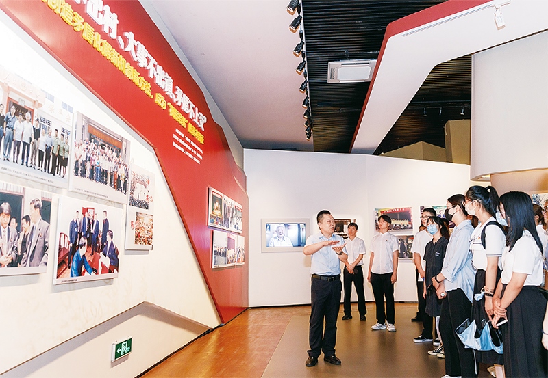 黨的十八大以來，習(xí)近平總書記多次對堅(jiān)持和發(fā)展“楓橋經(jīng)驗(yàn)”作出重要指示，推動(dòng)新時(shí)代“楓橋經(jīng)驗(yàn)”在基層社會(huì)治理中煥發(fā)勃勃生機(jī)。圖為青年學(xué)子在浙江省諸暨市楓橋鎮(zhèn)的楓橋經(jīng)驗(yàn)陳列館參觀學(xué)習(xí)（2022年8月25日攝）。 新華社記者 徐昱/攝