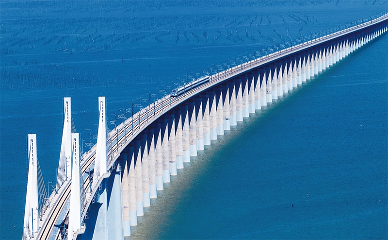 2023年9月28日，中國首條時(shí)速350公里跨海高鐵——福廈高鐵正式開通運(yùn)營。圖為一列運(yùn)行試驗(yàn)車組駛過福廈高鐵湄洲灣跨海大橋（9月19日攝，無人機(jī)照片）。 新華社記者 魏培全/攝