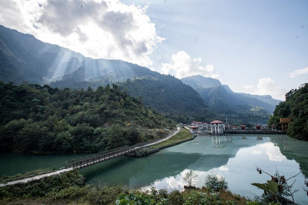 這是2022年11月8日拍攝的尼泊爾上馬相迪A水電站大壩。上馬相迪A水電站位于尼泊爾西部勒姆宗縣，2013年1月開工建設(shè)，2017年1月1日投入商業(yè)運營。該水電站投入運營以來，極大緩解了尼泊爾電力緊缺局面。新華社發(fā)（哈里·馬哈爾詹 攝）