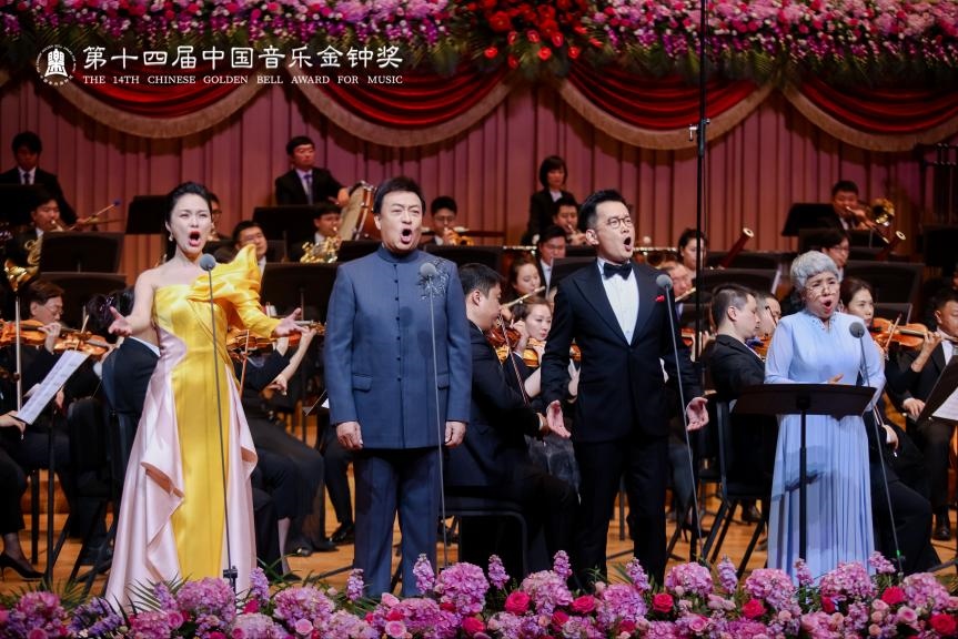 龔爽（左一）、呂繼宏（左二）、石倚潔（右二）、迪里拜爾（右一）四位藝術(shù)家領(lǐng)唱《領(lǐng)航》。主辦方供圖