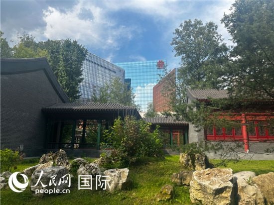 莫斯科中國(guó)貿(mào)易中心的中式園林“華銘園”一角。人民網(wǎng)記者 申佳平攝