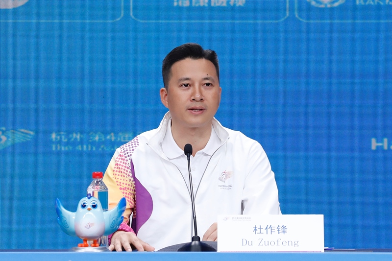 杭州亞殘運會火炬?zhèn)鬟f指揮中心副指揮長杜作鋒介紹火炬?zhèn)鬟f工作安排。杭州亞殘組委供圖