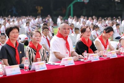 圖②：全國(guó)人大代表與朵力小學(xué)學(xué)生一起聽(tīng)課。