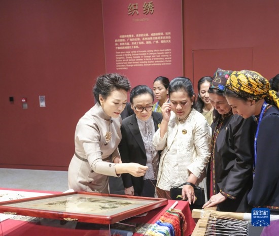  10月18日上午，國家主席習(xí)近平夫人彭麗媛邀請出席第三屆“一帶一路”國際合作高峰論壇的外方領(lǐng)導(dǎo)人夫人參觀中國工藝美術(shù)館（中國非物質(zhì)文化遺產(chǎn)館）。這是彭麗媛同外方領(lǐng)導(dǎo)人夫人觀看刺繡。新華社記者 殷博古 攝