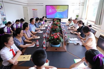 圖⑤：法治宣講結(jié)束后，重慶五中院組織召開(kāi)座談會(huì)，聽(tīng)取人大代表和朵力小學(xué)教師、家長(zhǎng)代表對(duì)法院未成年人保護(hù)工作的意見(jiàn)建議。