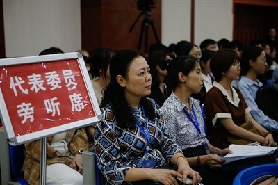 圖④：重慶五中院在西南政法大學(xué)開(kāi)庭審理一起執(zhí)行異議之訴二審案，重慶市人大代表張濤（左一）、周藝梅（左二）和學(xué)生一起觀摩庭審。