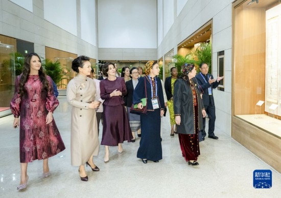  10月18日上午，國家主席習(xí)近平夫人彭麗媛邀請出席第三屆“一帶一路”國際合作高峰論壇的外方領(lǐng)導(dǎo)人夫人參觀中國工藝美術(shù)館（中國非物質(zhì)文化遺產(chǎn)館）。這是彭麗媛同外方領(lǐng)導(dǎo)人夫人聽取中華戲曲文化介紹。新華社記者 翟健嵐 攝