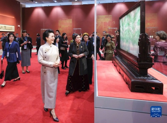  10月18日上午，國家主席習(xí)近平夫人彭麗媛邀請出席第三屆“一帶一路”國際合作高峰論壇的外方領(lǐng)導(dǎo)人夫人參觀中國工藝美術(shù)館（中國非物質(zhì)文化遺產(chǎn)館）。這是彭麗媛同外方領(lǐng)導(dǎo)人夫人參觀展品。新華社記者 丁林 攝