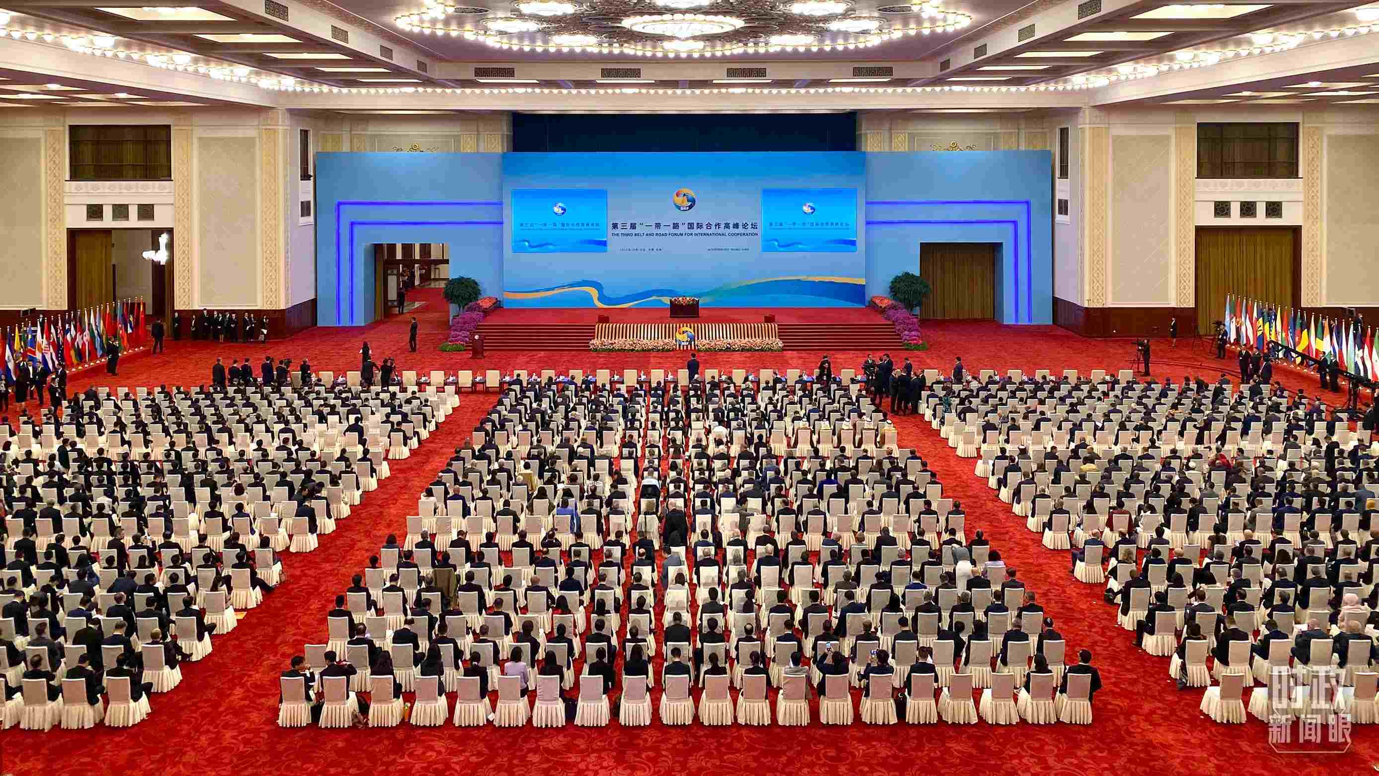 △人民大會(huì)堂宴會(huì)廳。這是開幕式之前的現(xiàn)場(chǎng)。（總臺(tái)央視記者李增仁拍攝）