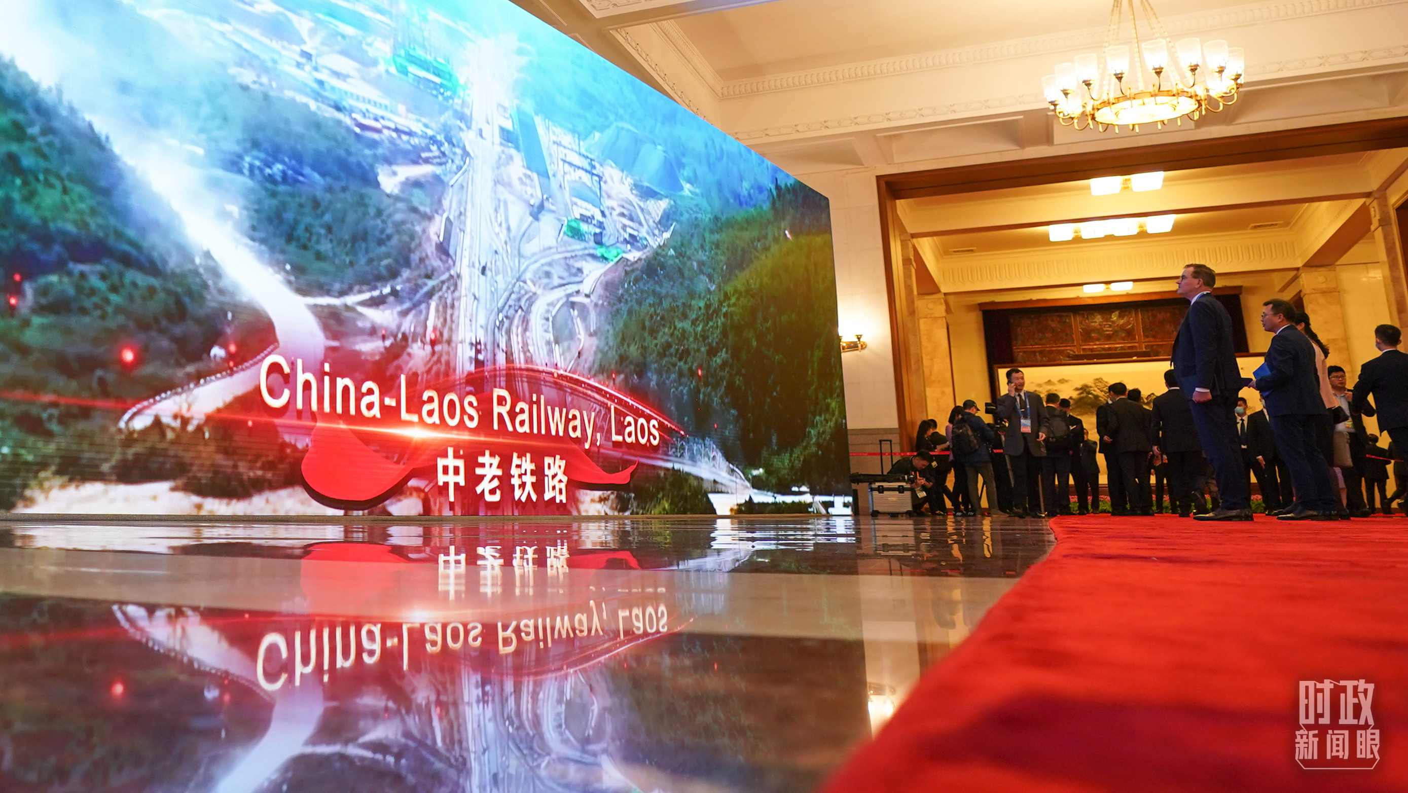 △人民大會(huì)堂，參會(huì)人員駐足了解“一帶一路”標(biāo)志性項(xiàng)目。（總臺(tái)國(guó)廣記者李晉拍攝）
