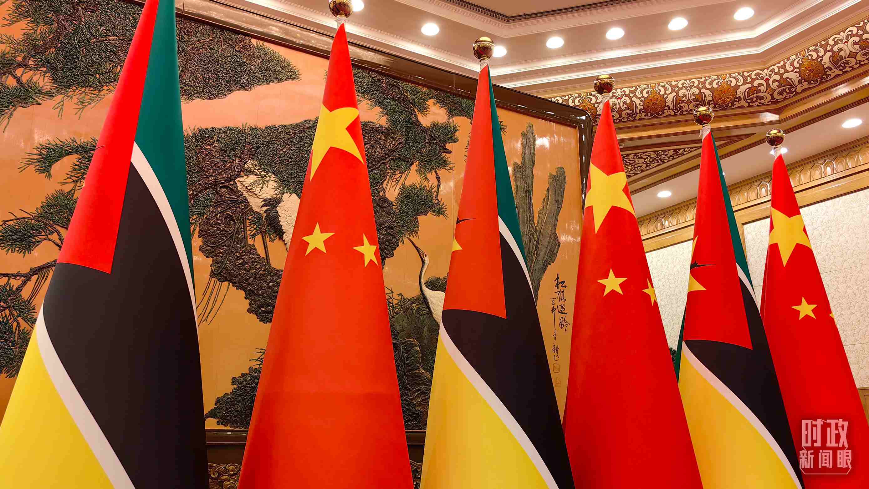 △會(huì)見(jiàn)現(xiàn)場(chǎng)，中國(guó)、莫桑比克兩國(guó)國(guó)旗。（總臺(tái)央廣記者潘毅拍攝）