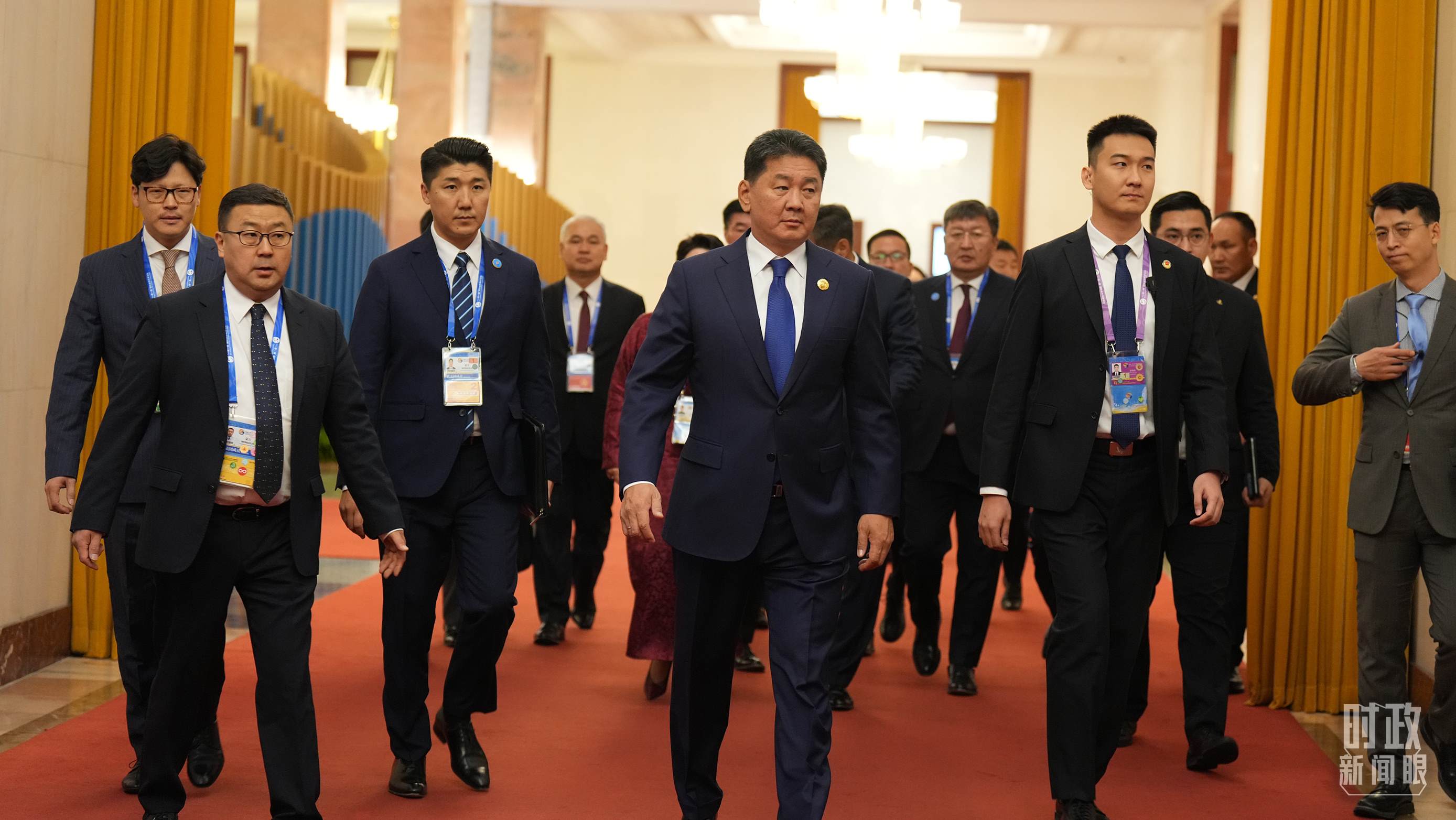 △人民大會(huì)堂，蒙古國(guó)總統(tǒng)呼日勒蘇赫走向會(huì)見(jiàn)廳。（總臺(tái)國(guó)廣記者李晉拍攝）