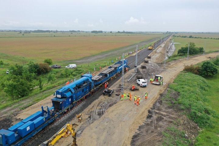 這是匈塞鐵路匈牙利段孔圣米克洛什-陶什站施工現(xiàn)場（5月30日攝，無人機(jī)照片）。新華社發(fā)（中國中鐵匈塞鐵路項(xiàng)目經(jīng)理部供圖）
