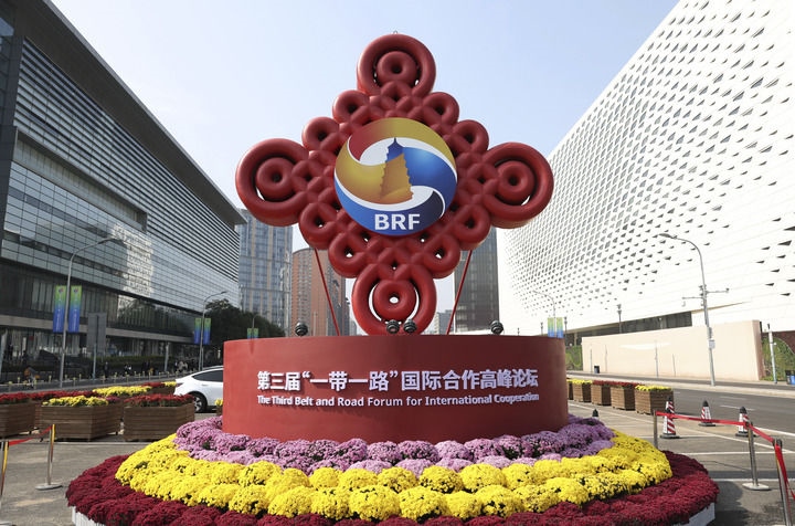 這是在北京國家會(huì)議中心附近拍攝的“一帶一路”國際合作高峰論壇景觀布置（10月17日攝）。新華社記者 陳斌 攝