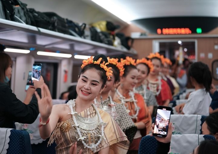 老撾工作人員在中老鐵路上開行的D887次國際旅客列車上表演（4月13日攝）。新華社記者 邢廣利 攝