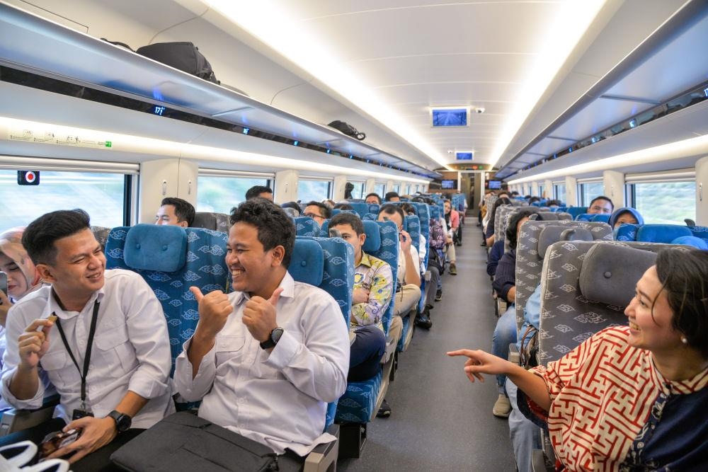 △2023年10月17日，G1137次動車組列車從印尼雅加達(dá)哈利姆車站開出。雅加達(dá)至萬隆最快鐵路運(yùn)行時間從3個多小時縮短至46分鐘。