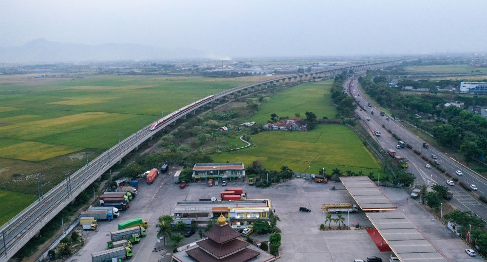 這是在印度尼西亞萬隆拍攝的一列行駛中的雅萬高鐵高速動車組列車（2023年10月17日攝，無人機照片）。新華社記者 徐欽 攝