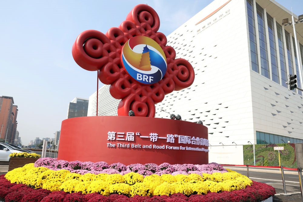 這是在北京國家會議中心附近拍攝的“一帶一路”國際合作高峰論壇景觀布置（2023年10月17日攝）。新華社記者 陳斌 攝