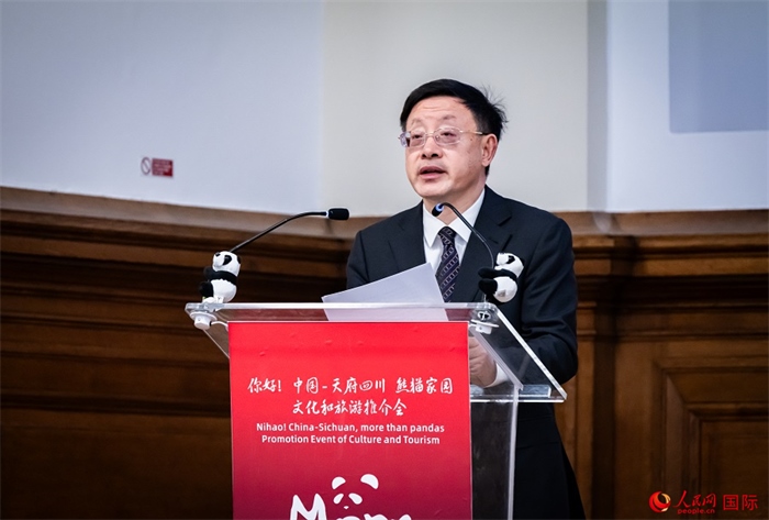 四川省文化和旅游廳廳長戴允康作文化旅游推介。人民網(wǎng) 郭錦標(biāo)攝