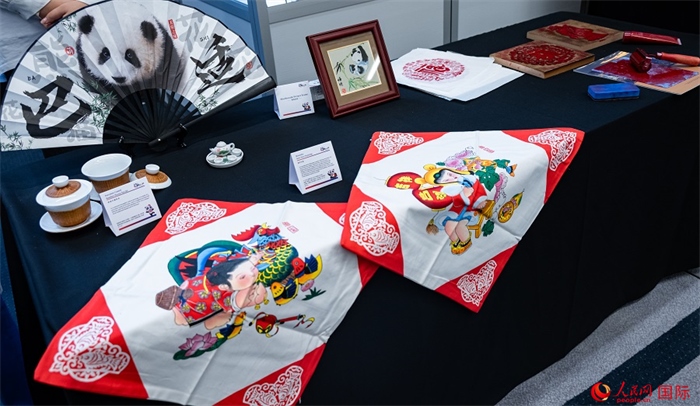 活動現(xiàn)場的現(xiàn)場文創(chuàng)展、互動體驗區(qū)、非遺區(qū)展示。人民網(wǎng) 郭錦標(biāo)攝