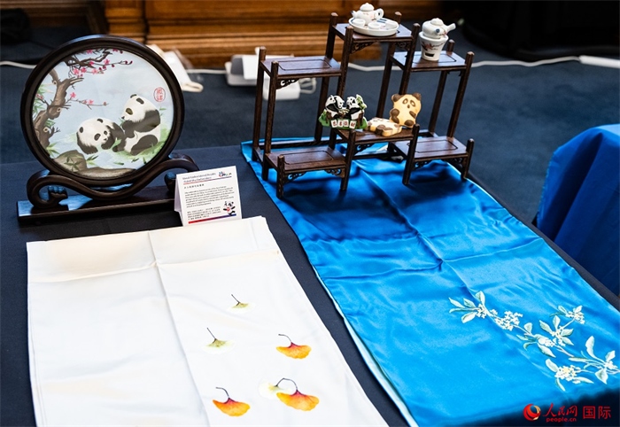 活動現(xiàn)場的現(xiàn)場文創(chuàng)展、互動體驗區(qū)、非遺區(qū)展示。人民網(wǎng) 郭錦標(biāo)攝