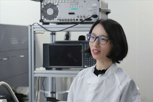 李婧在中國科學(xué)院紫金山天文臺毫米波和亞毫米波技術(shù)實驗室。（受訪者供圖）