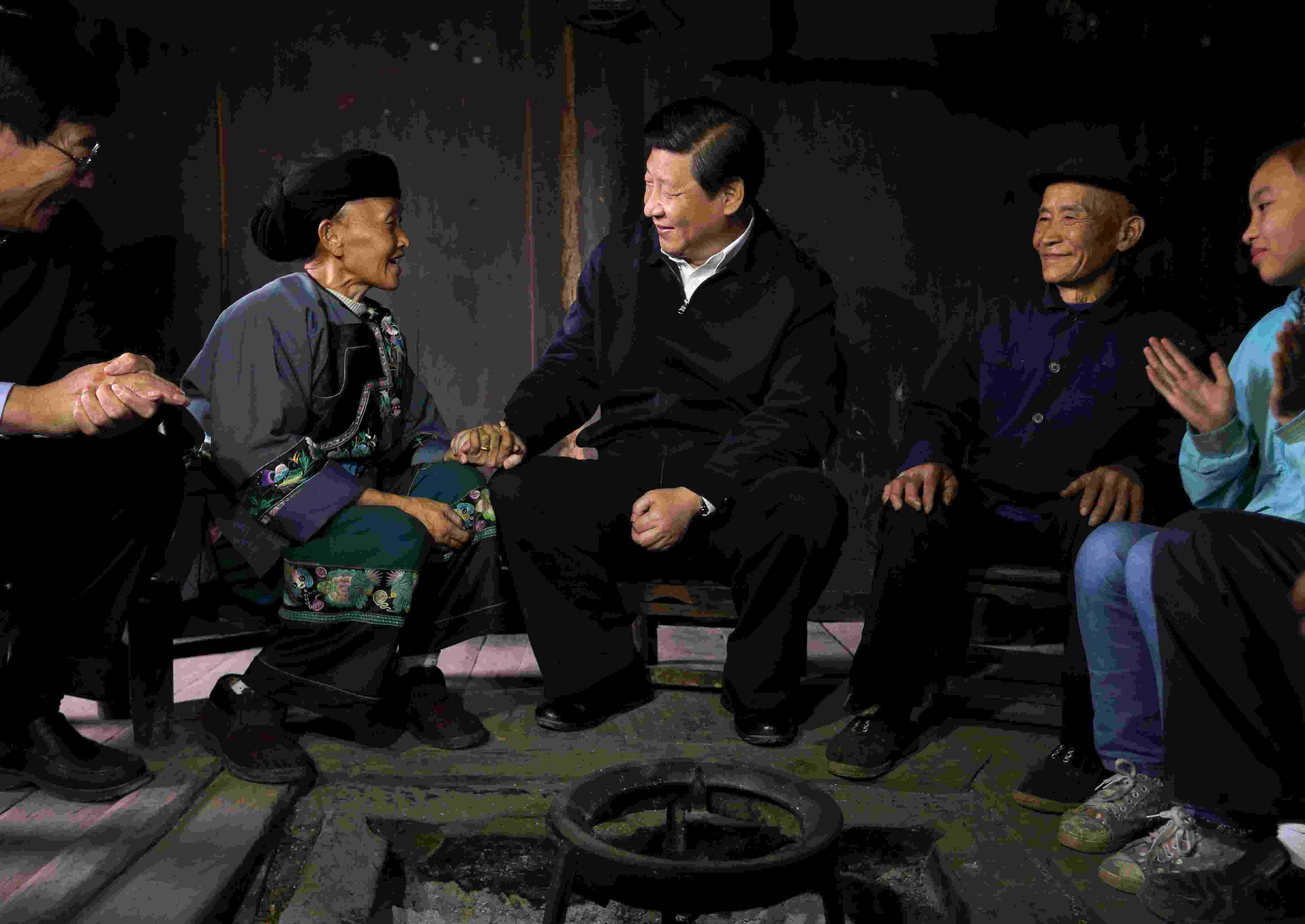 2013年11月3日，習(xí)近平在湖南花垣縣十八洞村，與石拔三老人握手交談。