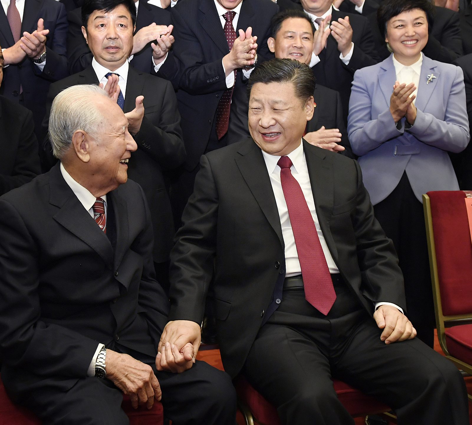 2017年11月17日，全國精神文明建設(shè)表彰大會在北京人民大會堂舉行。圖為習(xí)近平邀請黃旭華代表坐在自己身邊合影。
