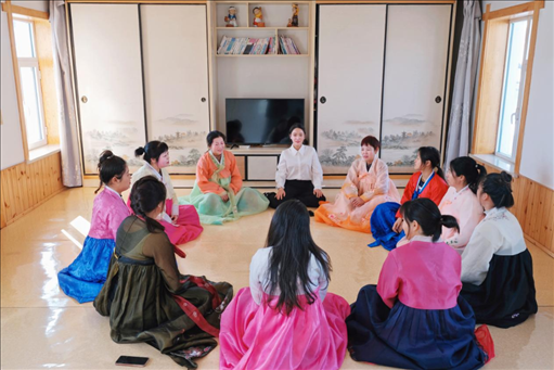2023年6月，楊麗娜（后中）對擔(dān)任民宿管家的光東村村民們進行標(biāo)準(zhǔn)化培訓(xùn)。（新華社記者金津秀攝）
