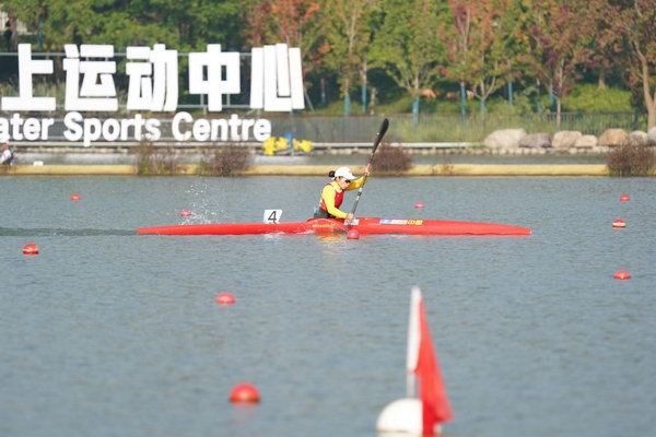 10月23日，杭州第4屆亞殘運(yùn)會(huì)皮劃艇女子KL1級(jí)比賽，中國(guó)隊(duì)選手謝毛三在比賽中。人民網(wǎng)記者 李乃妍攝