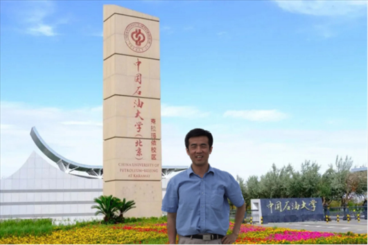北京交通大學(xué)“銀齡教師”黃曉鳴。校方供圖