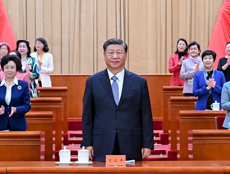 △2023年10月23日，中國婦女第十三次全國代表大會(huì)在北京人民大會(huì)堂開幕。這是習(xí)近平總書記在主席臺(tái)向與會(huì)代表致意。