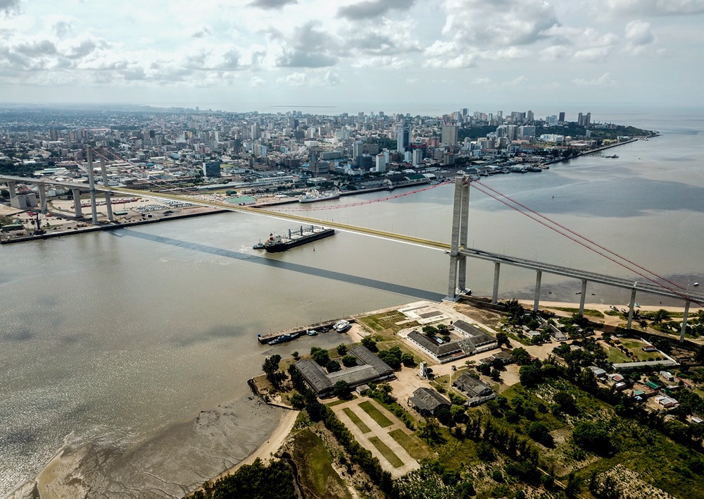 這是2019年4月8日在莫桑比克首都馬普托拍攝的馬普托大橋（無人機照片）。新華社記者 張宇 攝