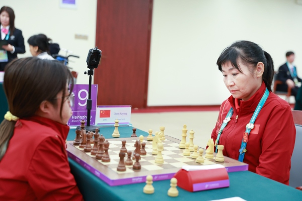 10月24日，杭州第4屆亞殘運(yùn)會(huì)國(guó)際象棋常規(guī)賽女子個(gè)人賽PI級(jí)第四輪舉行。圖為中國(guó)隊(duì)選手陳發(fā)英（右）、中國(guó)隊(duì)選手張?bào)愕言诒荣愔小D片來源：杭州亞殘組委