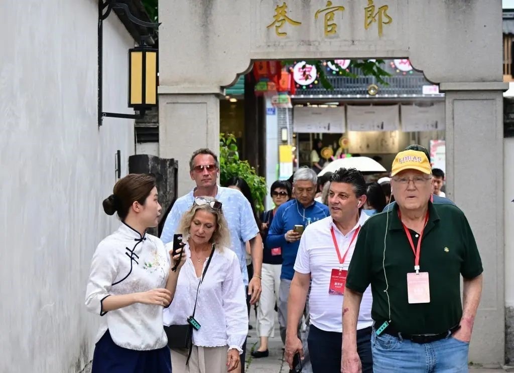 △2023年6月27日，“鼓嶺之友”部分成員和中美各界人士在福建福州南后街三坊七巷參觀訪問。