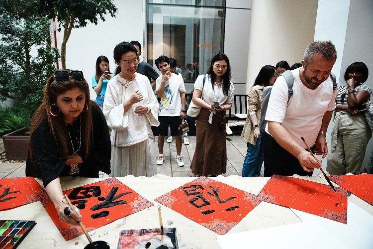 首屆國(guó)際傳播“絲路獎(jiǎng)”獲獎(jiǎng)代表等在廣州市荔灣區(qū)永慶坊參加文化交流活動(dòng)。楊爍壁、王燕攝影報(bào)道