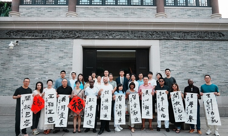 首屆國(guó)際傳播“絲路獎(jiǎng)”獲獎(jiǎng)代表等在廣州市荔灣區(qū)永慶坊參加文化交流活動(dòng)。楊爍壁、王燕攝影報(bào)道