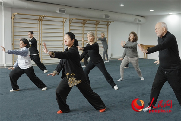 阿根廷武術(shù)俱樂部協(xié)會(huì)副會(huì)長陳敏正在教學(xué)。人民網(wǎng)記者 張若涵攝