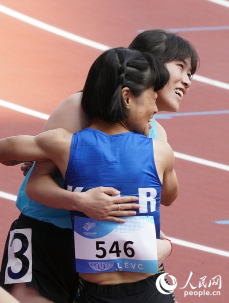 10月23日，杭州亞殘運(yùn)會田徑女子200米T36級比賽結(jié)束后，中國體育代表團(tuán)選手史逸婷(后)與韓國選手全珉彩相擁慶祝。人民網(wǎng)記者 胡雪蓉?cái)z