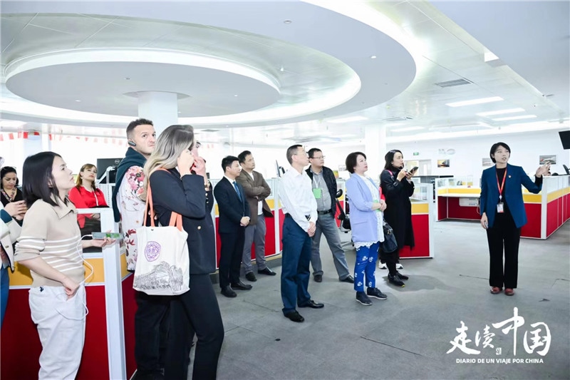 媒體記者參觀天津航空運營控制中心。主辦方供圖。