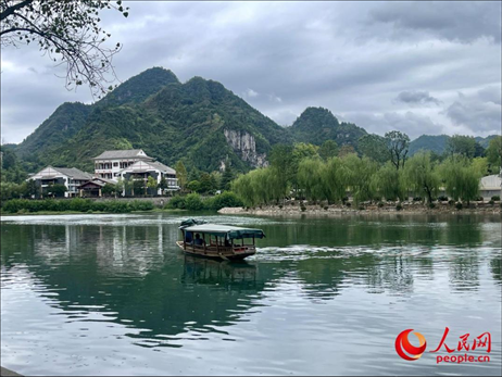 秋日的邊城鎮(zhèn)，青山滴翠、碧水含情。人民網(wǎng) 周靜圓攝
