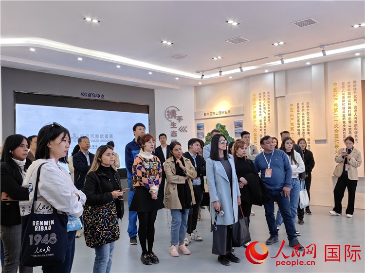媒體記者探訪薊州礦山生態(tài)修復(fù)項(xiàng)目。人民網(wǎng)記者 符園園攝
