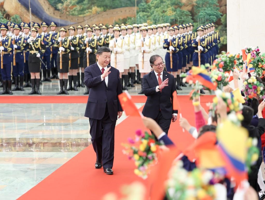 10月25日下午，國家主席習(xí)近平在北京人民大會(huì)堂同來華進(jìn)行國事訪問的哥倫比亞總統(tǒng)佩特羅舉行會(huì)談。這是會(huì)談前，習(xí)近平在人民大會(huì)堂北大廳為佩特羅舉行歡迎儀式。